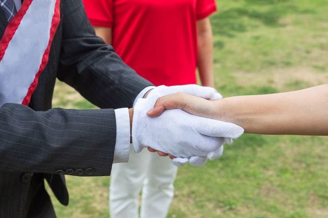 握手を交わす候補者