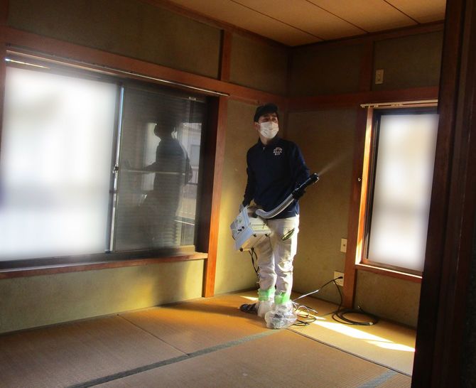 平出さんが消毒薬を散布する様子。これで作業終了となった。