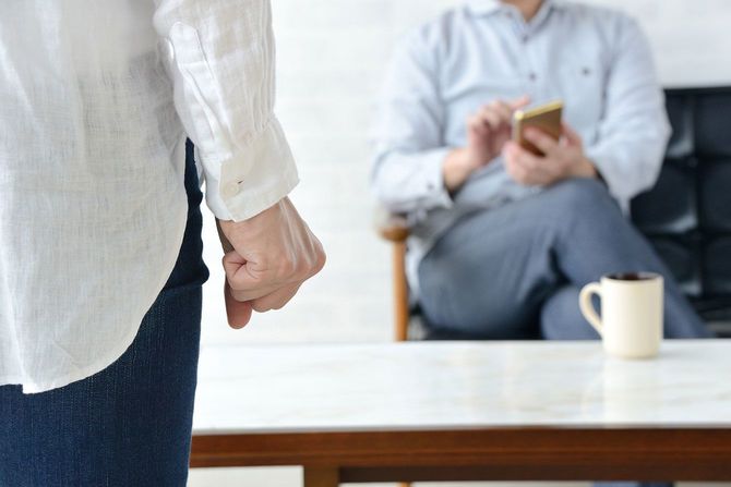 家事を手伝わない夫にいら立つ妻