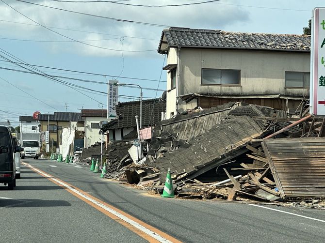 地震によって倒壊した家