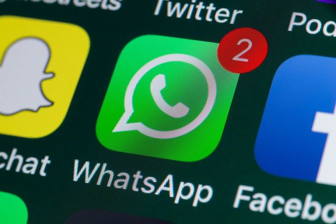 スマートフォン上に表示されたWhatsAppのアイコンに通知が2つついている