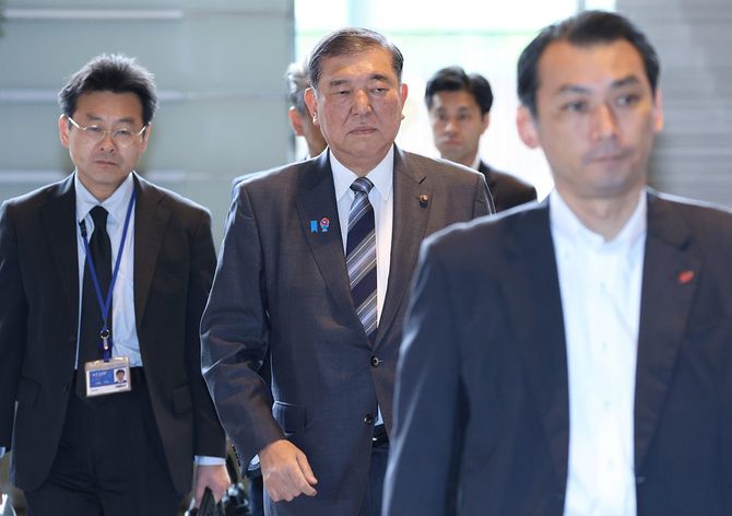 首相官邸に入る石破茂首相(中央)=2025年5月2日、東京・永田町