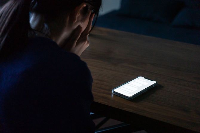 ソーシャルネットワーキングサイトで女性がいやな気持ち