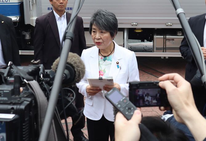 静岡県知事選での発言を撤回する上川陽子外相（中央）＝2024年5月19日、静岡市内