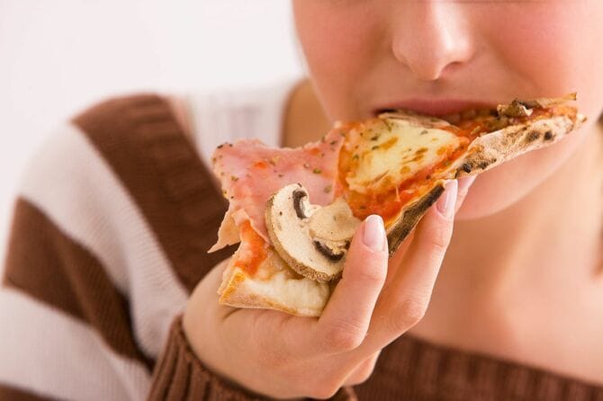 ピザを食べる女性