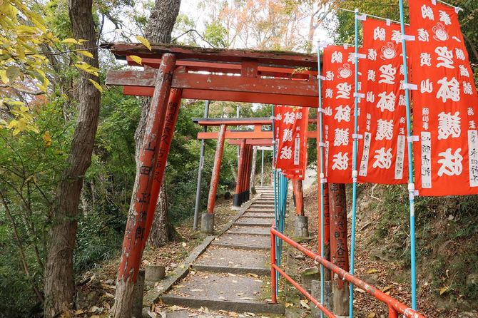 雌嶽の先もさらに急勾配無数の鳥居が並ぶ