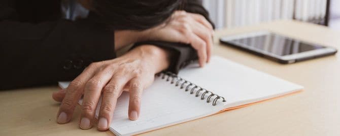 疲れ切った男性の手