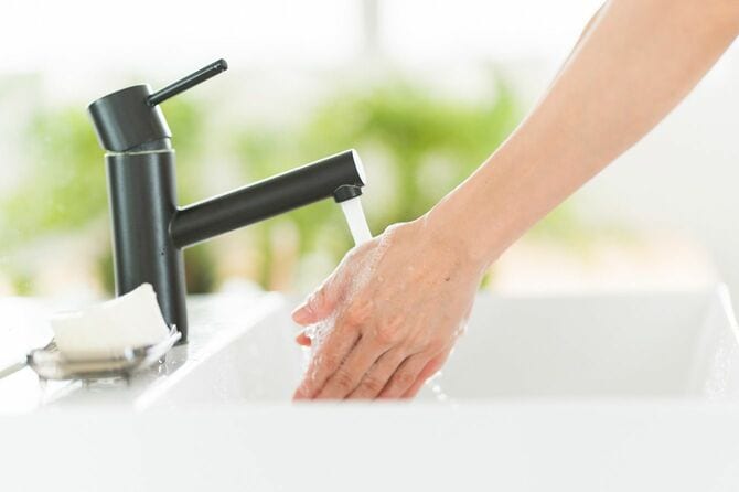 洗面台で手を洗う女性