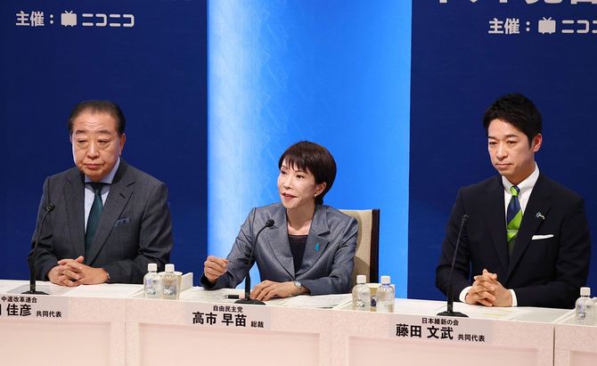 動画配信サイト「ニコニコ生放送」の党首討論会で発言する自民党総裁の高市首相。左は中道改革連合の野田共同代表、右は日本維新の会の藤田共同代表＝2026年1月24日午後、東京都中央区（代表撮影）