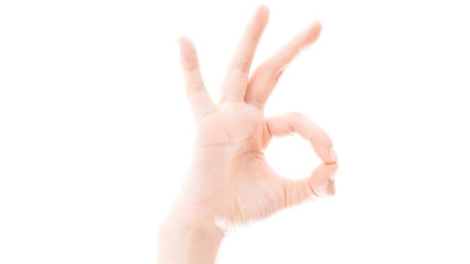 手でOKサイン