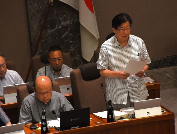 9月県議会で答弁する川勝知事（静岡県議会本会議場）
