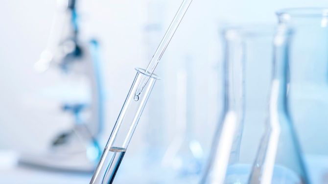 活性物質をピペットで試験管に滴下