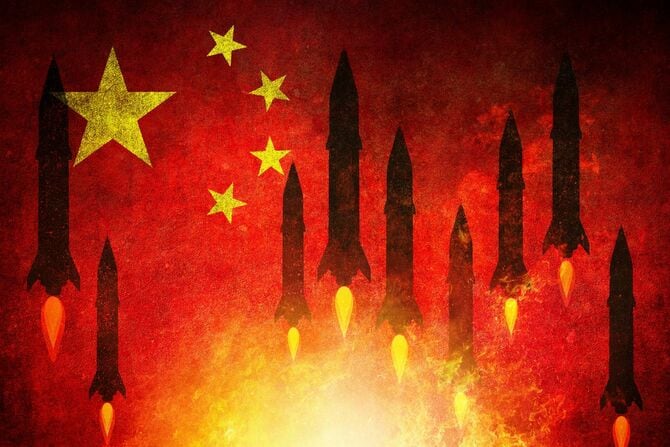 中国の旗の前にある核ミサイル