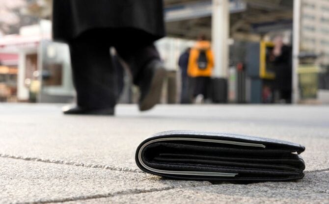 落とした財布に気づかないビジネスマン