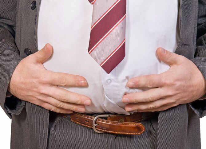 お腹の出た男性