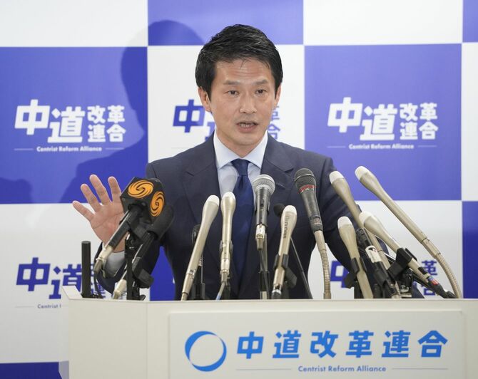 代表選を終え、記者会見する中道改革連合の小川淳也新代表＝2026年2月13日、東京・永田町