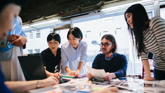 モダンなオフィスにて仕事に取り組むチーム