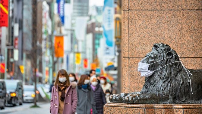 マスクを着けた銀座三越のライオン像