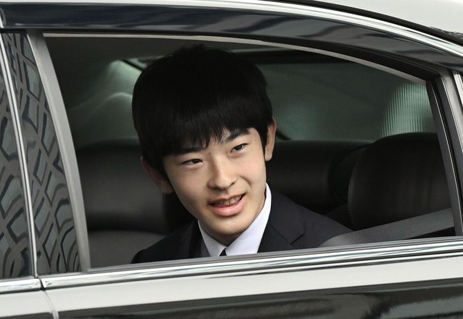 天皇陛下に筑波大入学を報告するため、皇居に入られる秋篠宮家の長男悠仁さま=2025年4月6日、半蔵門