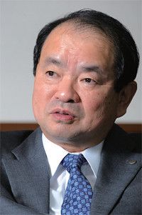 <strong>花王社長 尾﨑元規</strong>●1949年生まれ。72年慶大工卒、花王石鹸(現花王)入社。化粧品事業本部長、ハウスホールド事業本部長などを経て2004年より現職。就任時は8人抜きの抜擢が話題に。