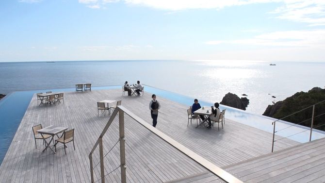 足摺岬（土佐清水市）にある「TheMana Village」。インフィニティープールが楽しめる