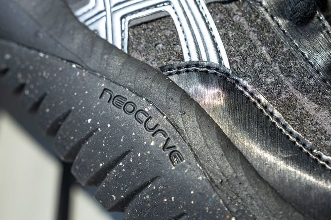 「NEOCURVE™」。新しい（NEO）製造方法であるサーキュラーエコノミーの実現を見据えており、既存の消費経済から転換するポイント（CURVE）となるシューズにしたいという想いが、その名前に込められている。