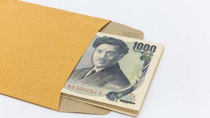 千円札が複数枚入った茶封筒