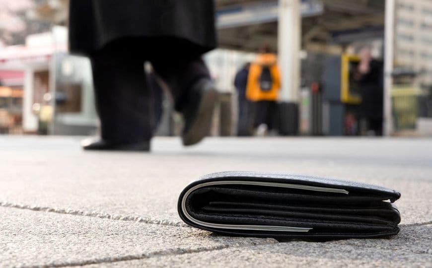 落とした財布に気づかないビジネスマン