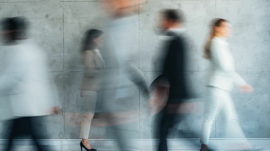 仕事がデキない人ほど｢キリが悪い｣と言う…本物の一流が｢残業｣より｢定時で帰る｣を選ぶ理由 電車内では｢ぼーっとする｣が正解