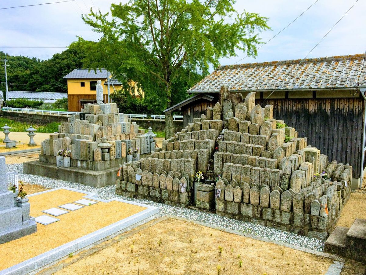 ピラミッド型に積まれた無縁墓（小豆島にて）