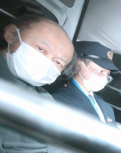 送検のため埼玉県警東入間署を出る渡辺宏容疑者（左）＝2022年1月29日午前、同県ふじみ野市