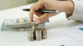 稲盛和夫が試算したら｢初任給20万円の新人が稼ぐべき最低額は『6分250円』｣