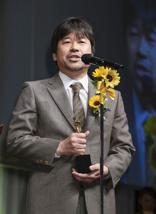 「ベストファーザー」に贈られるイエローリボン賞を受賞し、喜びを語る俳優の佐藤二朗さん＝2019年6月5日午後、東京都内のホテル