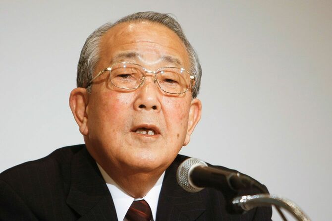 日本航空の会長就任に伴う記者会見に臨む稲盛和夫氏＝2010年2月1日、東京都港区