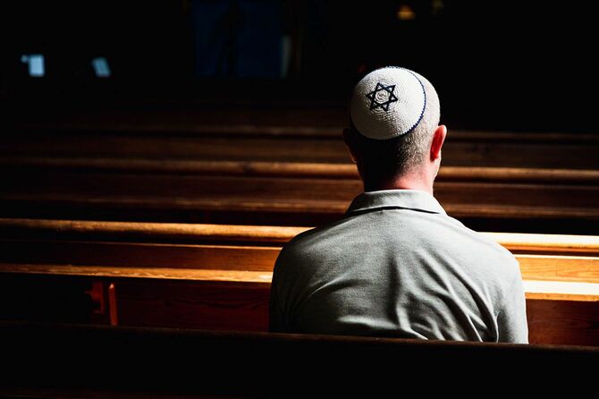 ユダヤ教の帽子をかぶったユダヤ人男性