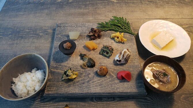朝食は利賀村で受け継がれてきた朝ごはんをイメージした日本食