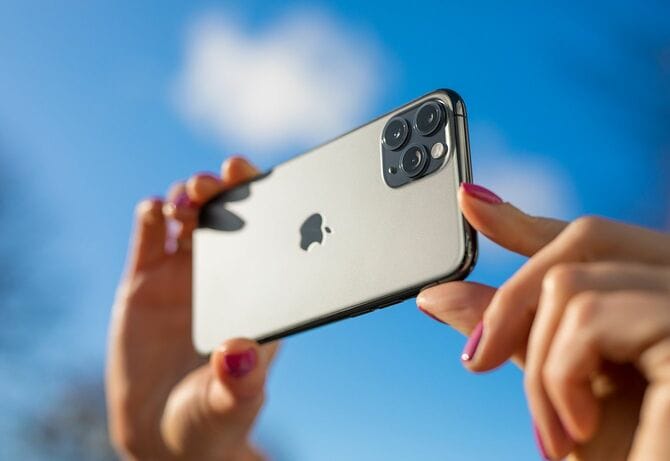 トリプルレンズカメラ付きアップルiPhone 11 Pro携帯電話で写真を撮る人