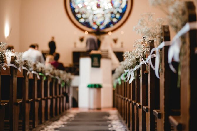 教会の結婚式の花の装飾