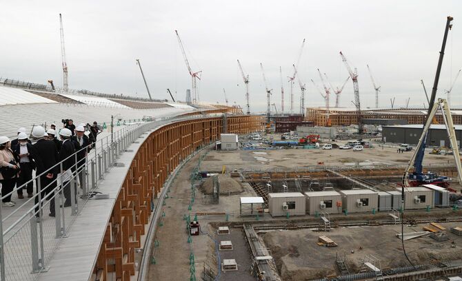 大阪・関西万博の開幕まで1年となるのを前に、会場のシンボルとして建設中の木造の大屋根（リング）の建設現場が報道陣に公開された。一周2キロに対して全体の約8割が完成し、工事は順調＝2024年4月8日、大阪市此花区
