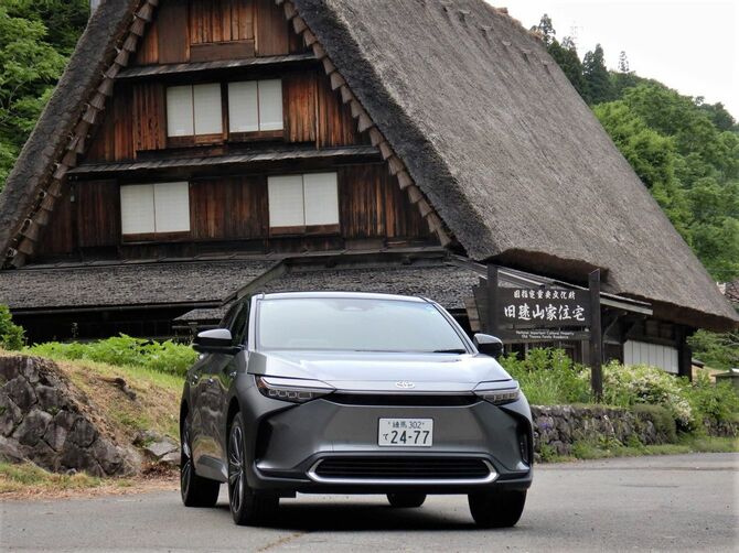 トヨタが5月に発売した「bZ4X」では、兄弟車であるSUBARU「ソルテラ」との300kmに及ぶ比較試乗を公道で行い、違いを探った。71.4kWhでWLTC値512km、車両重量は2010kg（試乗車の数値）