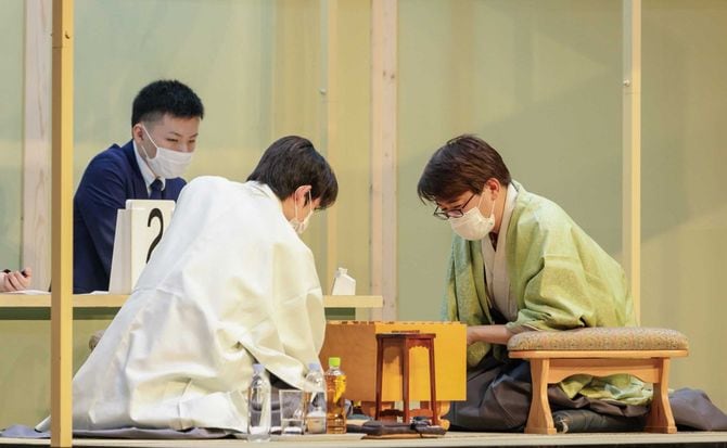 羽生善治九段（右）と藤井聡太五冠（左）