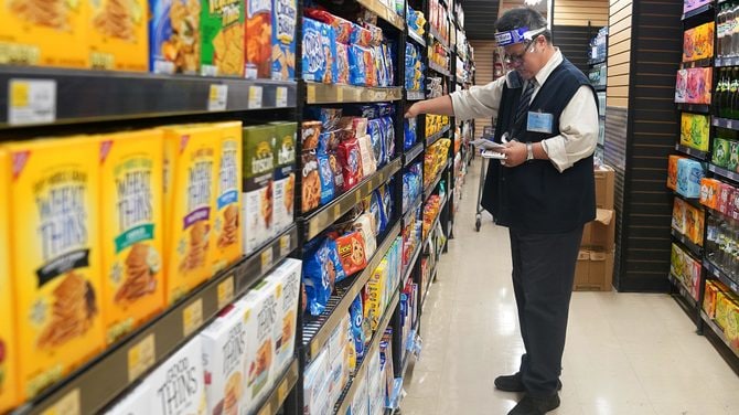 11月13日、英国が再びロックダウンに入るとのうわさが最初に広まると、近所のスーパーマーケットの棚からはまた、パンやトイレットペーパーが姿を消し、リアンヌ・バーンズさんは絶望感を抱いた。ニューヨークのスーパーで2020年8月撮影