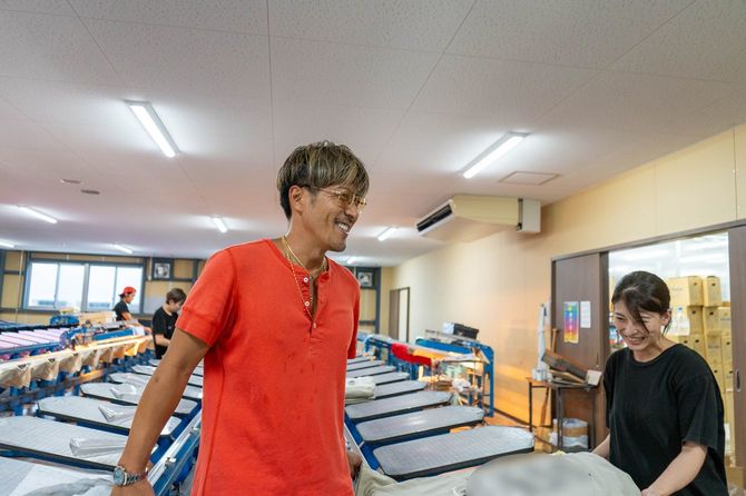 工場内を案内する坂口さん