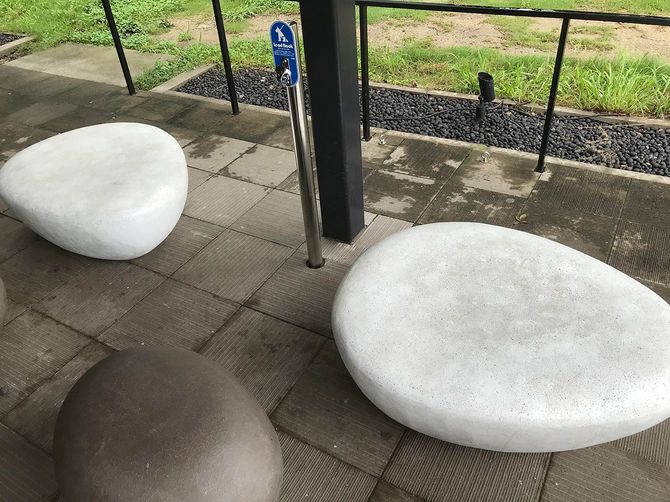 テラス席にある丸石（大阪城公園森ノ宮店）