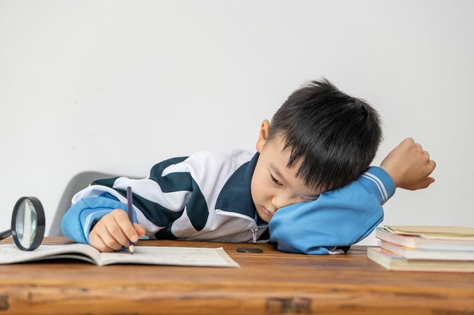 机で勉強を嫌がっている子供