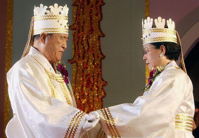 文鮮明と韓鶴子の教祖夫妻=2002年2月16日、韓国・ソウル
