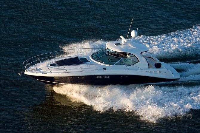 豪華なパワーボート