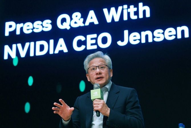 2025年10月31日、韓国南東部の慶州市で開催されたアジア太平洋経済協力（APEC）CEOサミットの合間に開かれた記者会見で、NVIDIA社のジェンセン・フアン最高経営責任者（CEO）が発言している