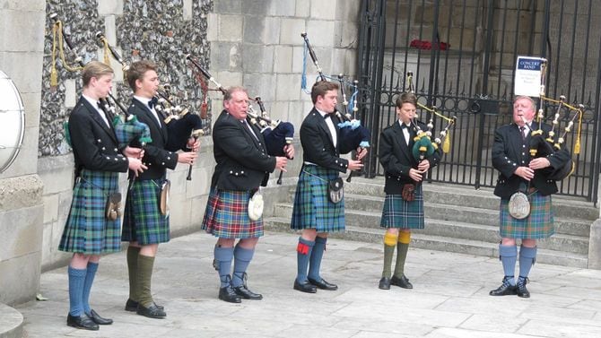 ハロウ校の現役生徒とOBによるバグパイプバンド
