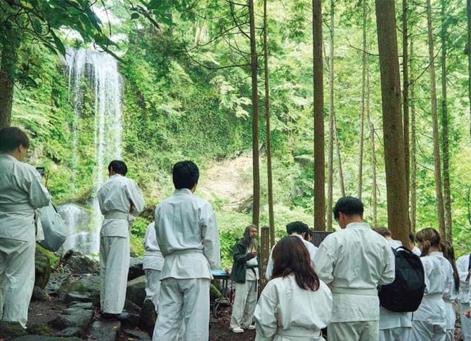 平日にもかかわらず、20人もの男女が集まった。